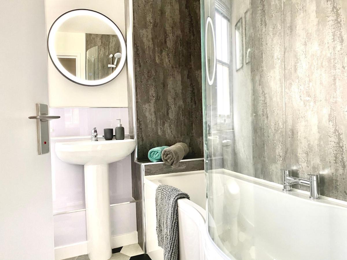 Stylish Central 2 Bedroom Apartment - Free Parking, Free Wifi Orkney Exteriör bild